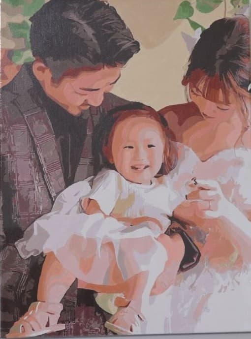 子どもを抱く家族を描いた作品