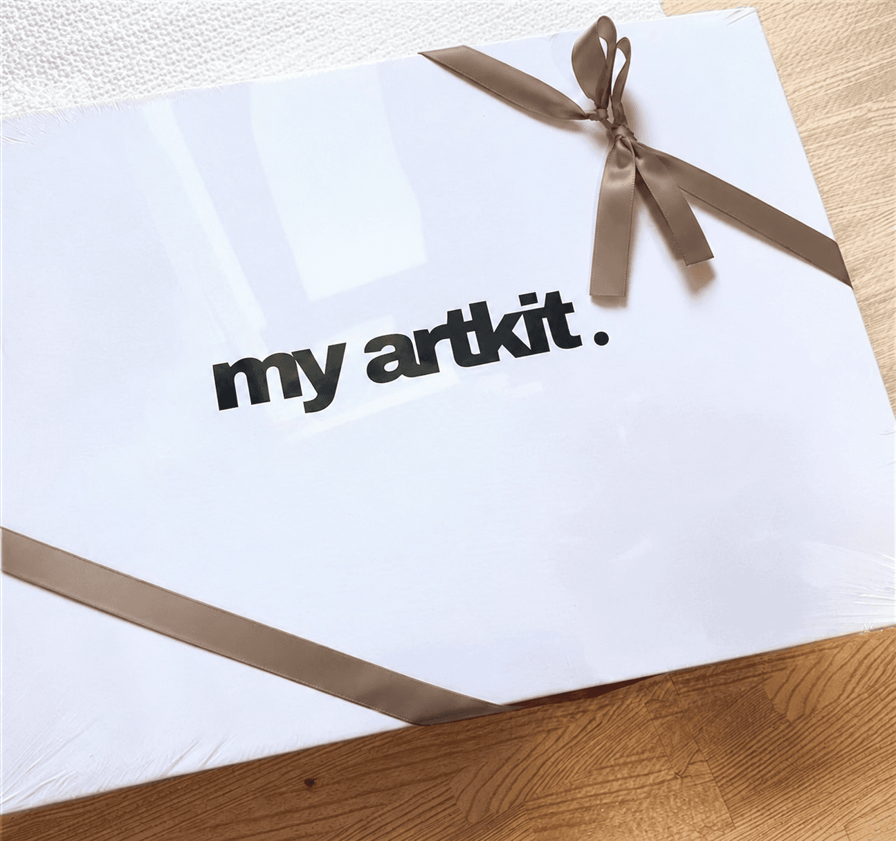 グレージュのリボンを結んだmy artkit.のギフトBOX